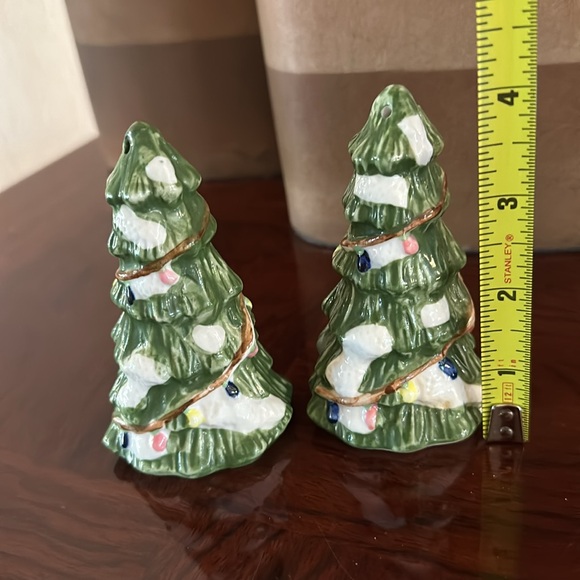 *NEW* Christmas Tree Holiday 4” Ceramic Salt & Pepper Shaker Set - Picture 6 of 6